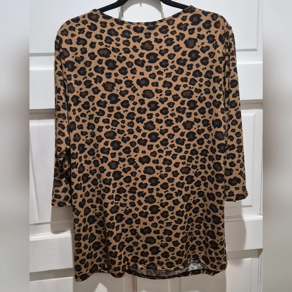 Carmen Marc Valvo Leopard Print Ruched Button Detail Top Size 1X NWT - Picture 2 of 6